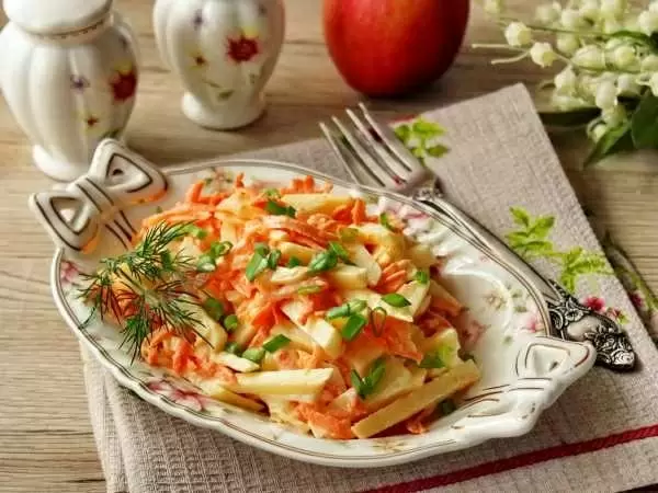 Салат «Школьный»: полезное лакомство для всей семьи