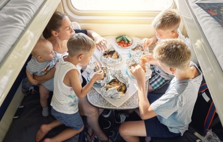 Как избежать неудачного перекуса в поезде: Советы по выбору еды в путешествии