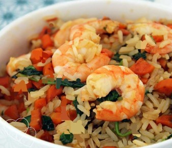 Погрузитесь в мир тайской кухни: жареный рис с креветками и яйцом