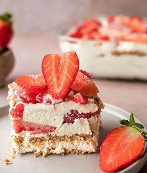 Вдохновляющий торт из печенья с клубникой