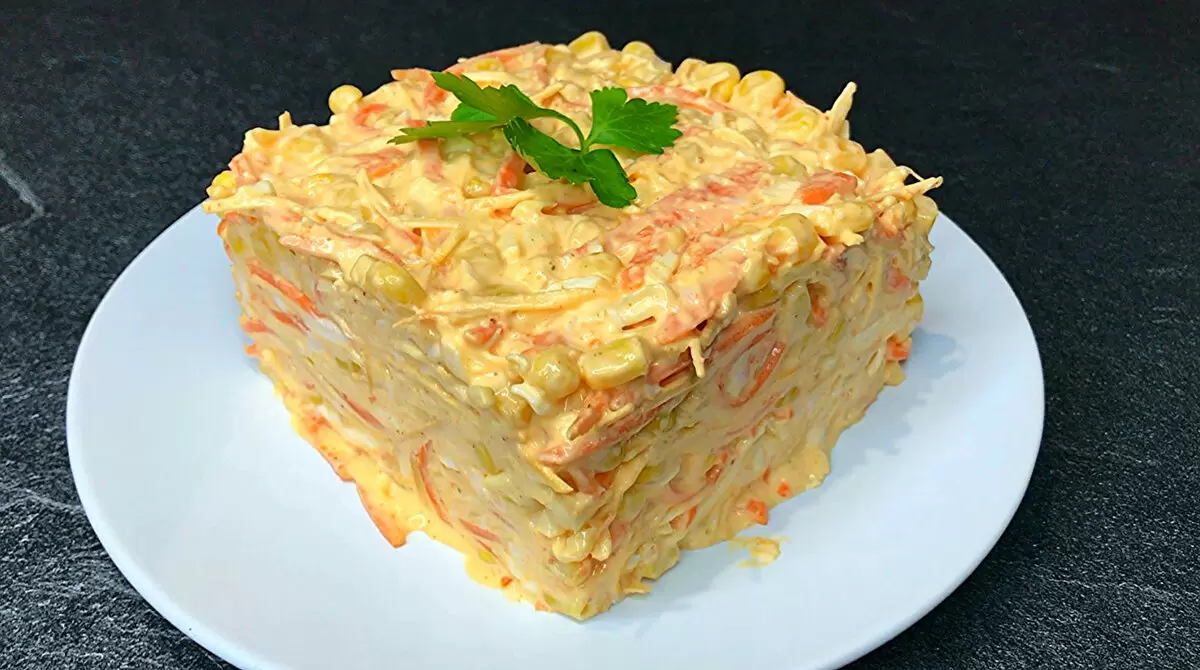 Нежный новогодний салат с копченым сыром в оригинальном исполнении