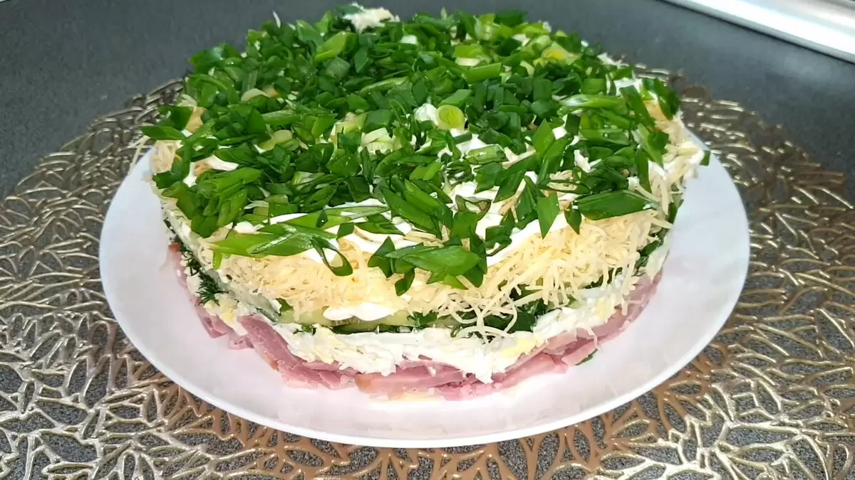 Сочный слоёный салат, который покорит ваши вкусовые рецепторы