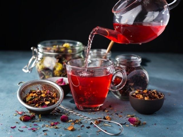 Ароматный чай каркаде с сухофруктами для холодных вечеров