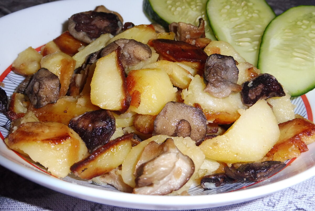 Румяная картошка с грибами: изысканное угощение из уютной кухни