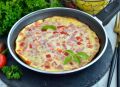 Завтрак за 10 минут: легкий и вкусный омлет с колбасой
