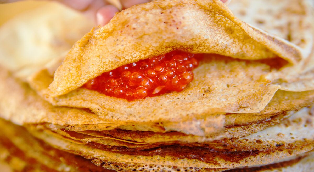 Тещины вечерки: как зятья угощают в Масленицу и вкусный рецепт заварных блинов