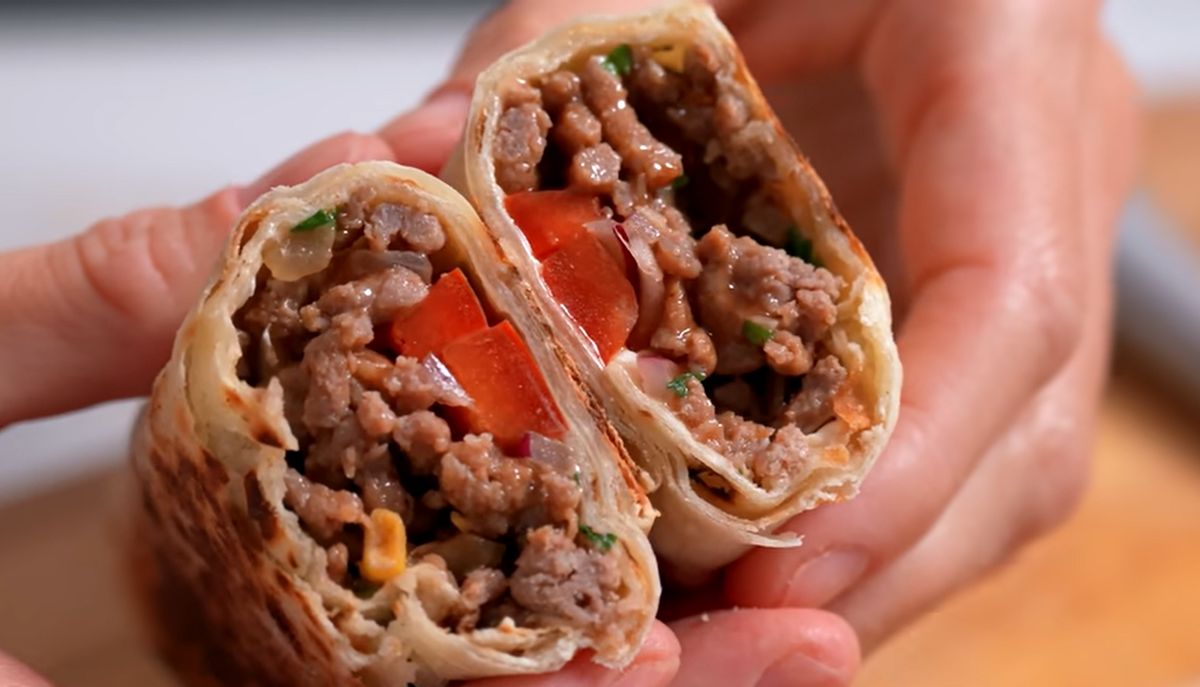 Вкусный ужин за 15 минут: фарш в лаваше, который покорит ваше сердце