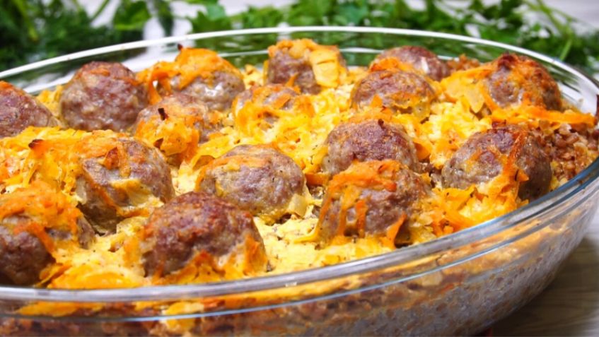 Насытите семью удивительным ужином: гречка с мясными шариками