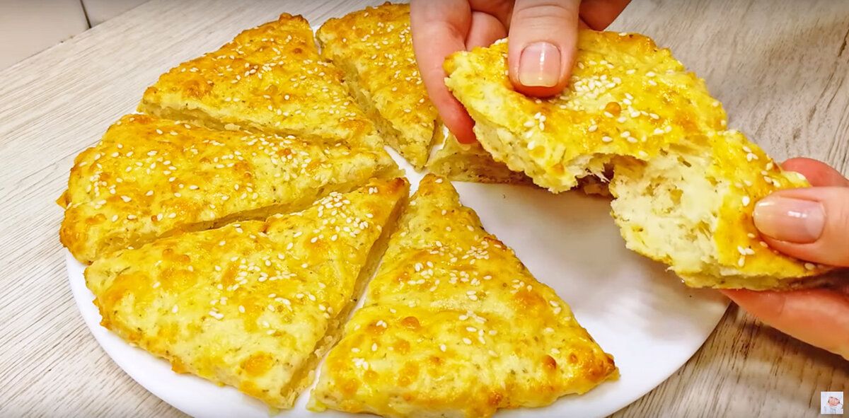 Вкусный и быстрый перекус для школьников: творожная лепешка, которая удивит!