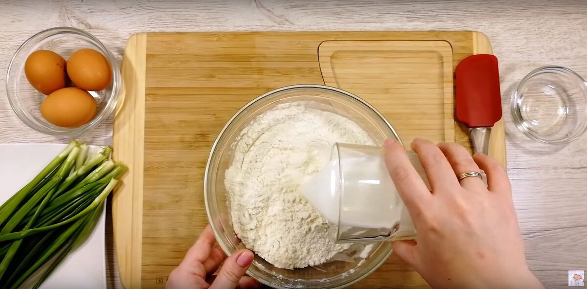 Хрустящие лепешки на кефире с зелёным луком: простота и вкус в каждой порции